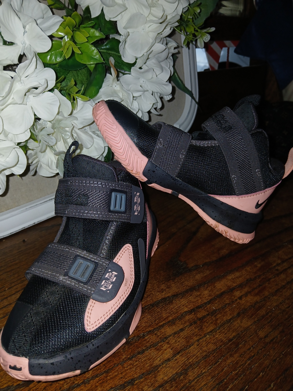 Nike--LEBRON JAMES Soldier 13 Midnight Black Bleached Coral